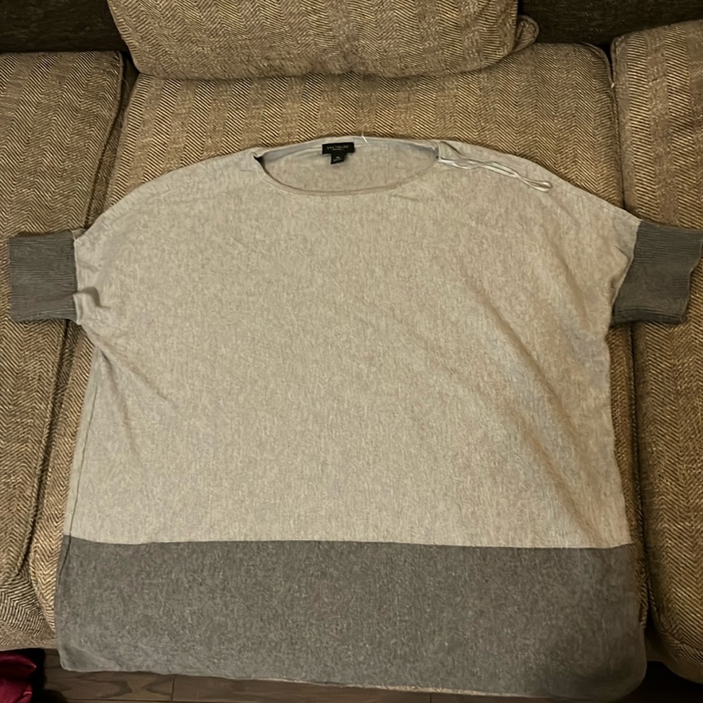 Ann Taylor grey shirt. Size XS, fits as a L or XL. Work once, great condition.